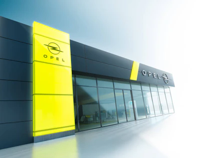 Opel Standort mit Fahnen im Vordergrund