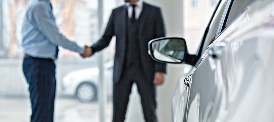 Zwei Personen im Showroom