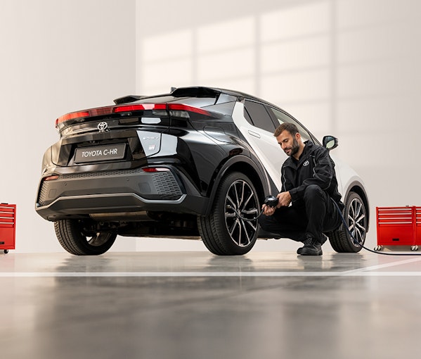 Toyota C-HR durante l'ispezione in officina